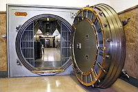 ultima puerta acorazada, de 8 toneladas de peso, tras la que se encuentra la Camara del Oro ultima puerta acorazada, de 8 toneladas de peso, tras la que se encuentra la Camara del Oro